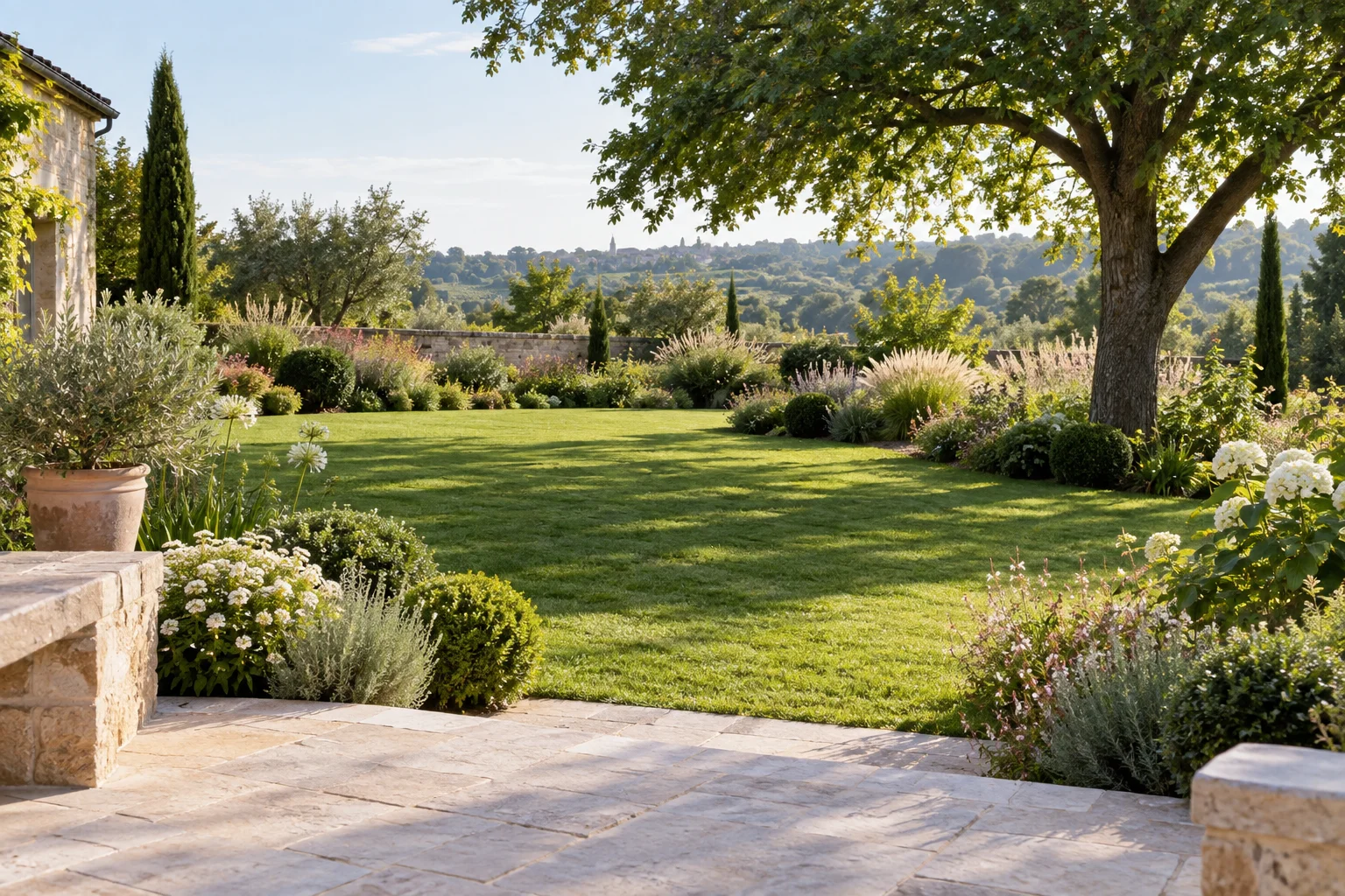 Jardin d’illustration avec pelouse, massifs et allée en pierre claire